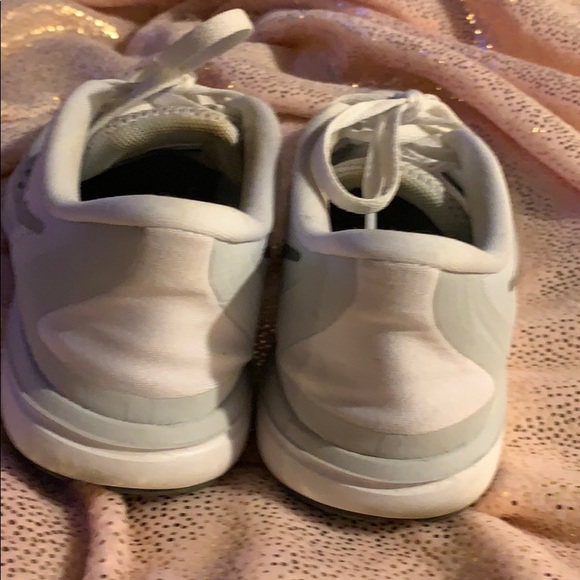 White Nike Women’s Tennies! Size 7.5 - Picture 5 of 5